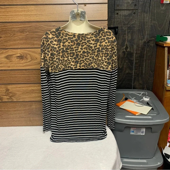 Grateful hearts leopard/black & white striped top size medium - Picture 5 of 6